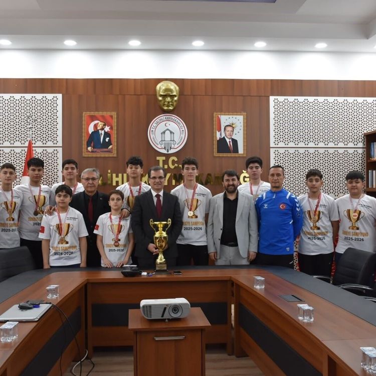 Şampiyonlar kazandıkları kupayı, Kaymakam Güldoğan'a götürdü