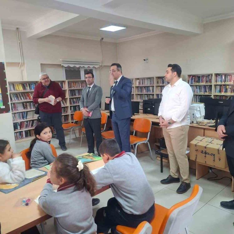 Sarıgöl'de Kütüphane Haftası'nda öğrencilerle kitap okudular