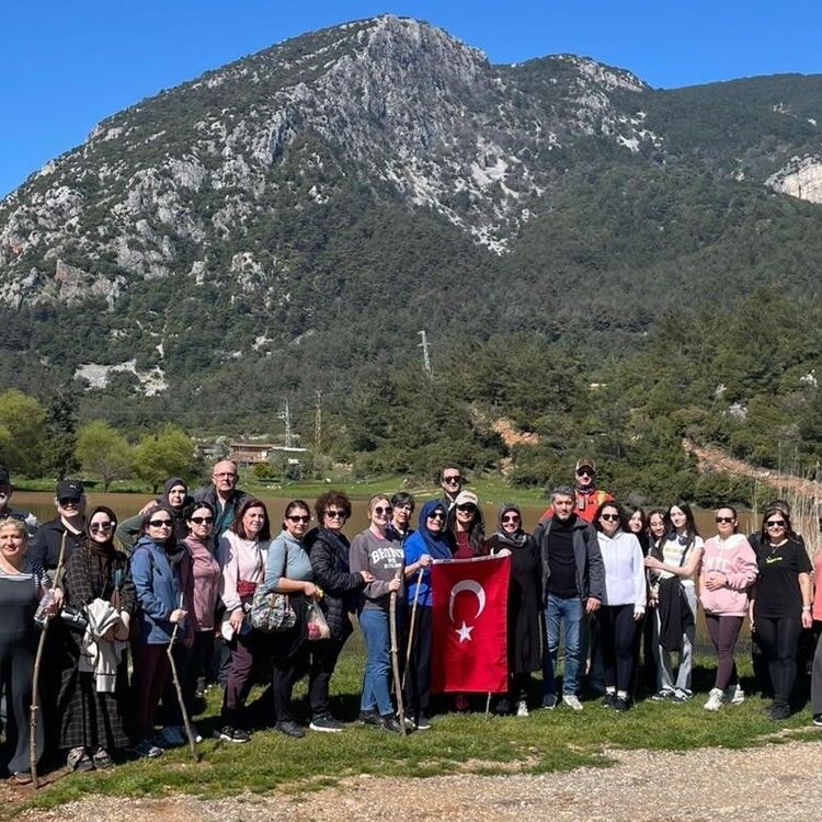 Şehzadeler'de doğaseverler yürüyüşte buluştu
