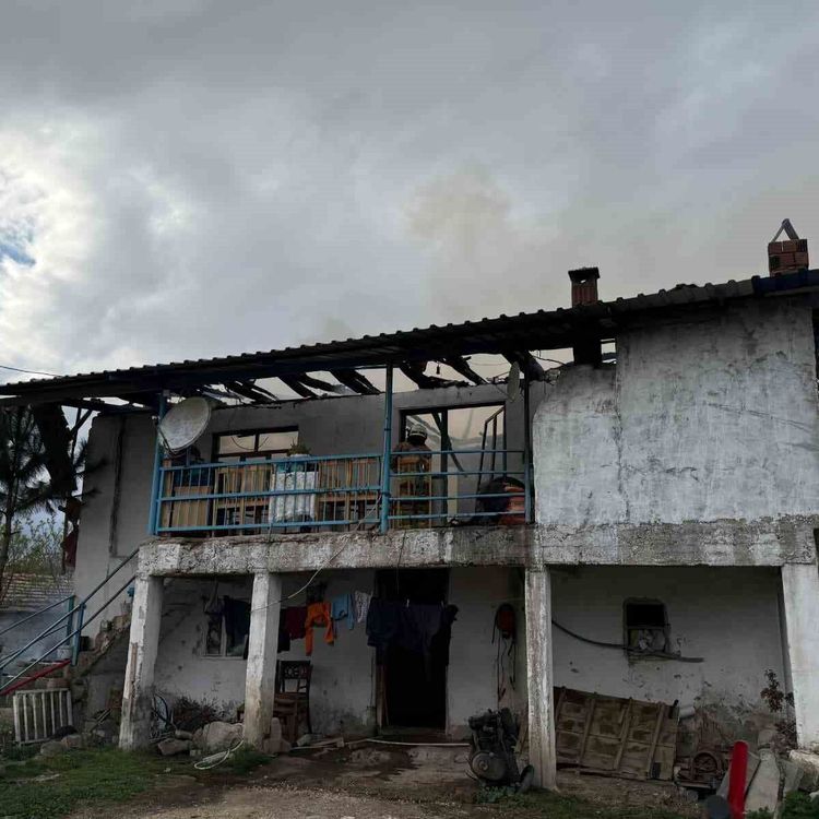 Selendi'de 2 katlı ev yangında kül oldu