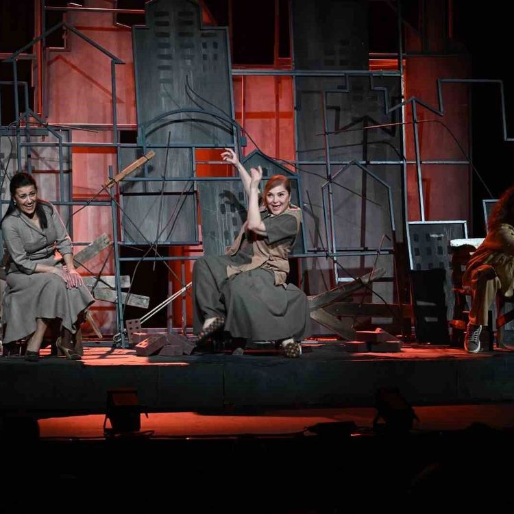 'Sen İstanbul'dan güzelsin' oyunu Manisalıları büyüledi