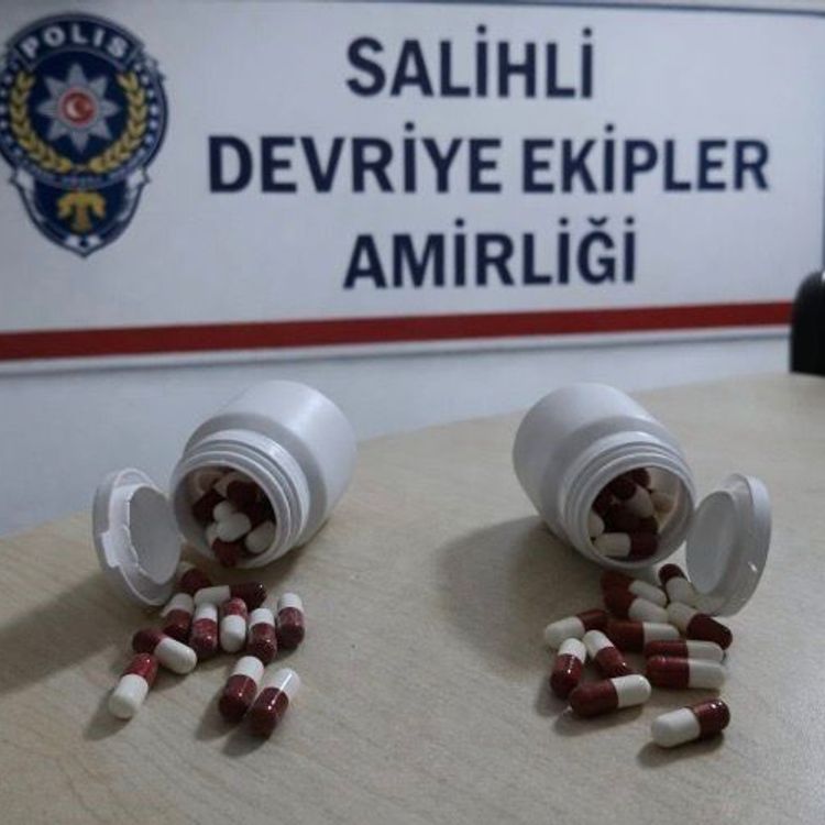 Şüphe üzerine durduruldular, üzerlerinden uyuşturucu hap çıktı
