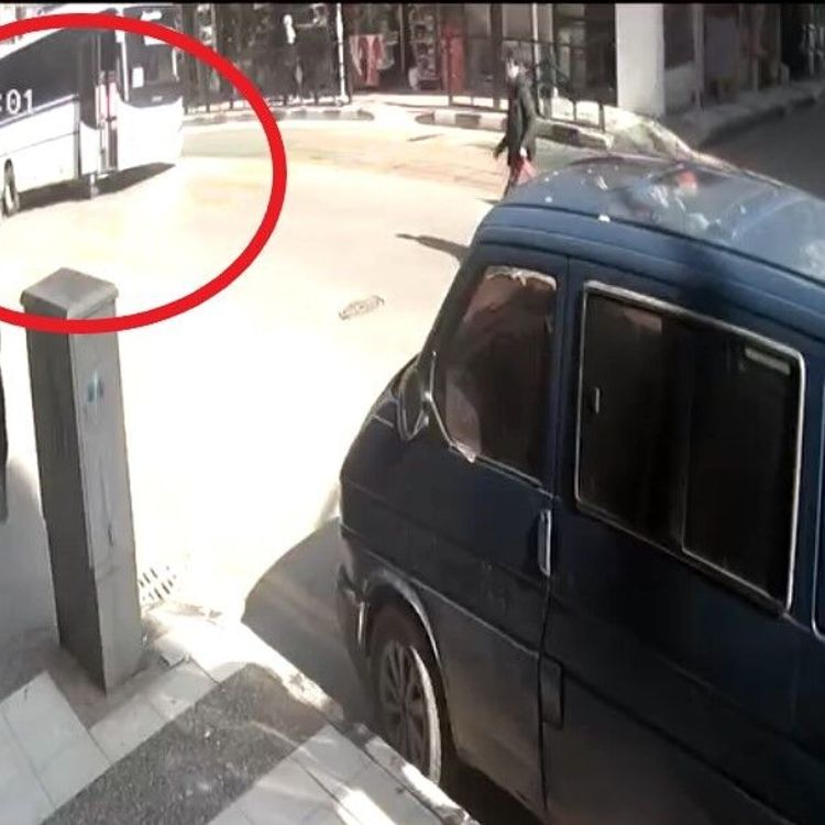 Tamir etmek için altına girdiği minibüsün altında kaldı