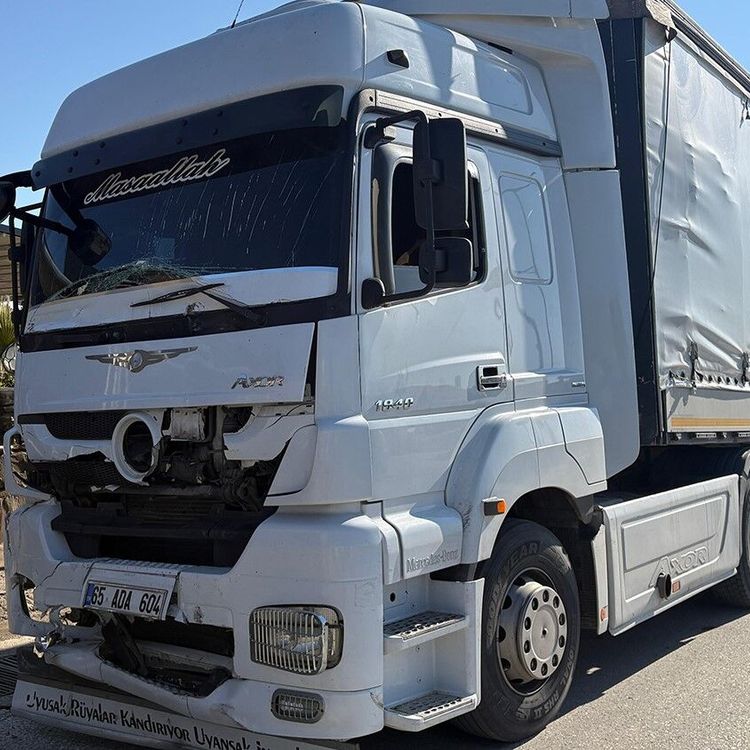 Tırın çarptığı hafif ticari araçta 3 kişi yaralandı