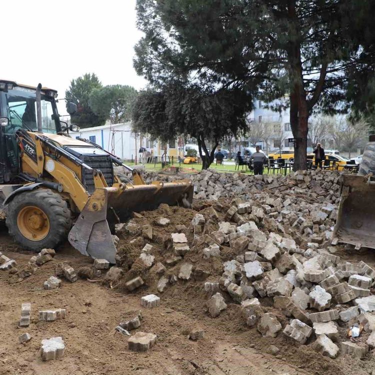 Turgutlu Belediyesi Fen İşleri ekiplerinden eş zamanlı çalışma