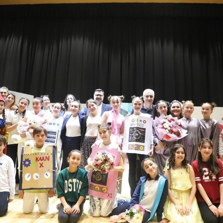 Turgutlu'da minik oyuncular büyüledi