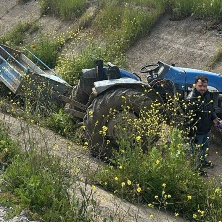 Turgutlu'da ön lastiği fırlayan traktör takla attı: 2 yaralı