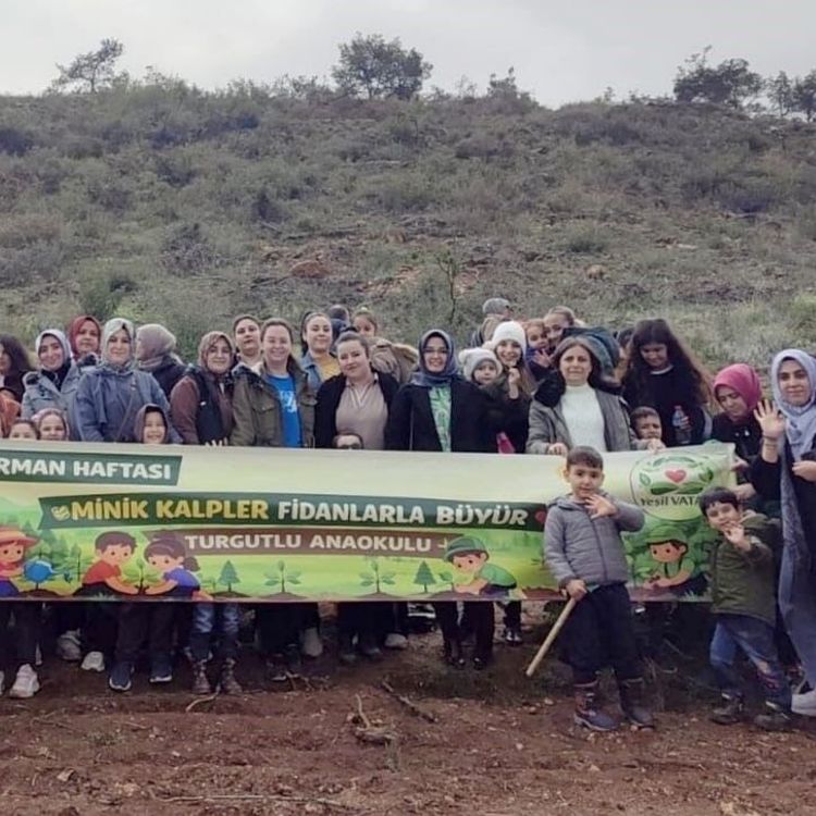 Turgutlulu minikler 250 fidanı toprakla buluşturdu