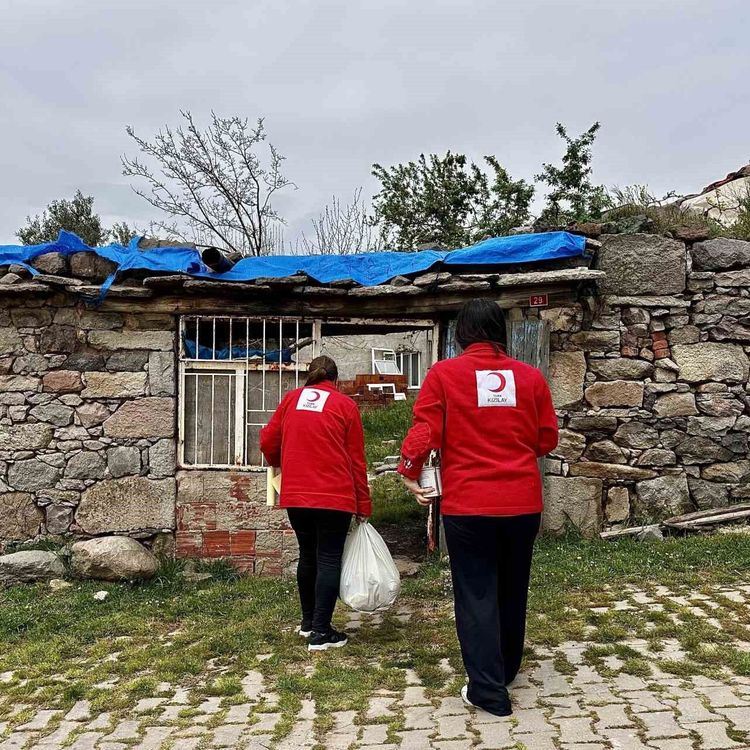 Türk Kızılay Manisa, 3 mahallede gıda kolisi dağıttı