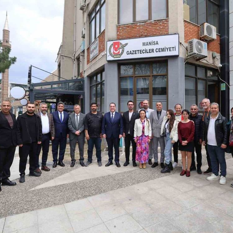 Yerel yöneticiler, gazetecilerle bir araya gelerek 69. yıl coşkusunu paylaştı