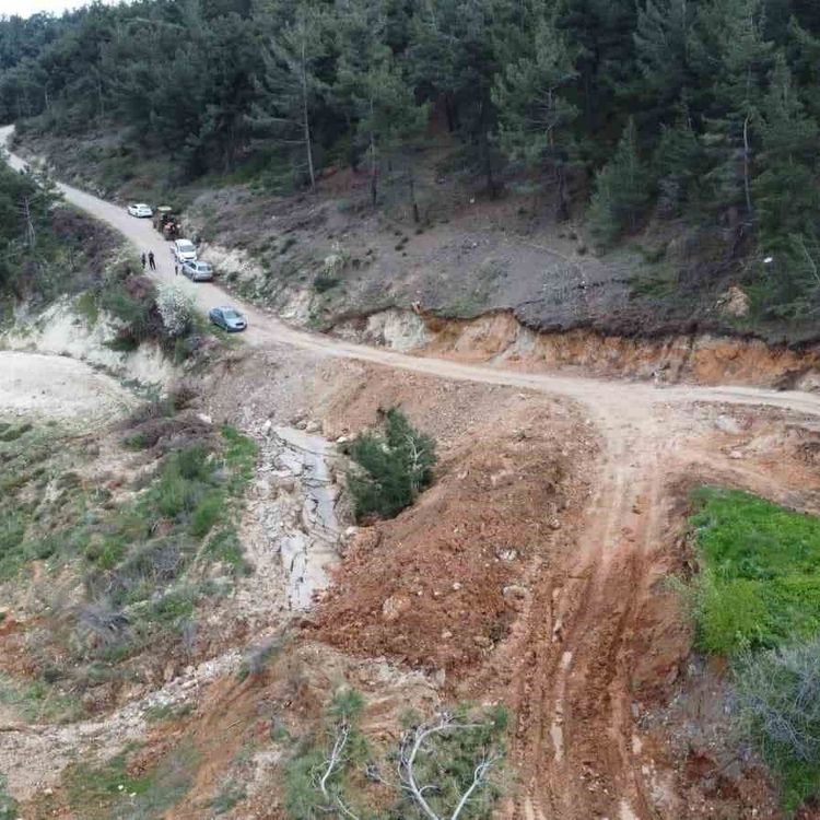 Yol çöktü, mahalleli 3 aydır tarlasına yürüyerek gidiyor