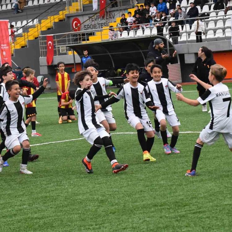 Yunusemre'de 23 Nisan coşkusu yeşil sahada yaşandı