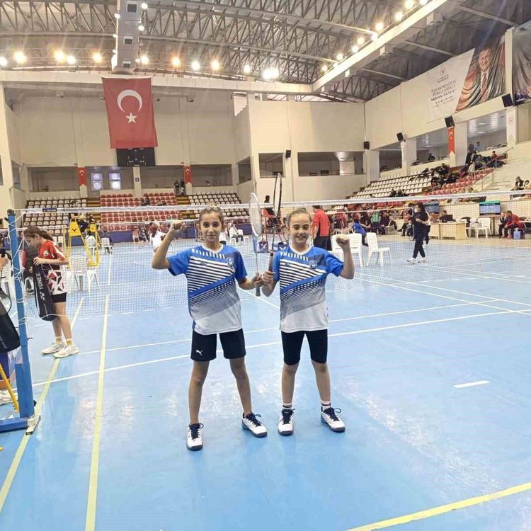 Yunusemre'nin altın kızları Türkiye üçüncüsü oldu