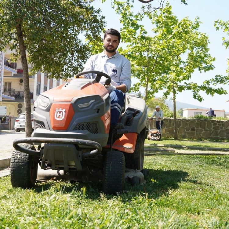 YUNUSEMRE’DE PARK VE BAHÇELER YAZA HAZIRLANIYOR