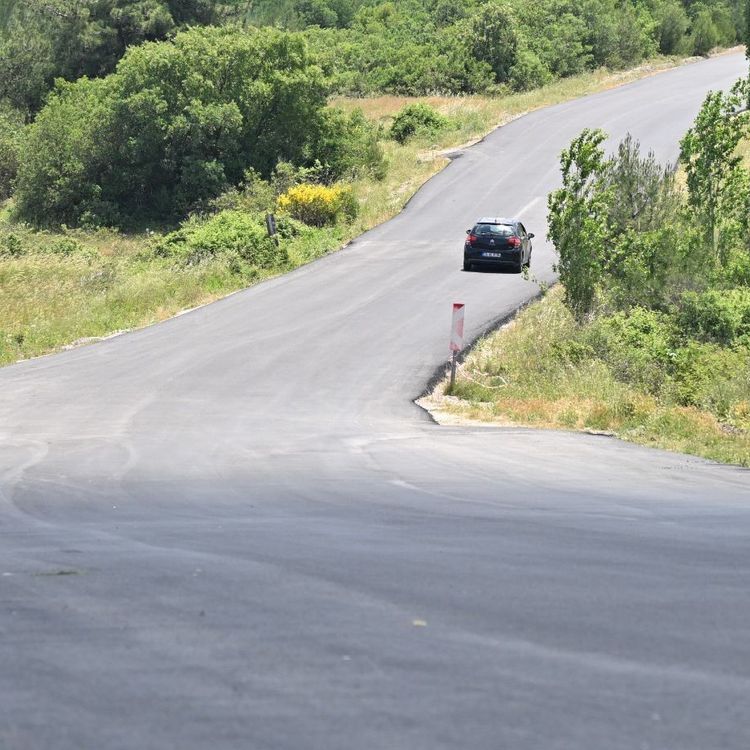 Büyüksümbüller ile Ortaköy arasındaki yol sıcak asfaltla yenilendi