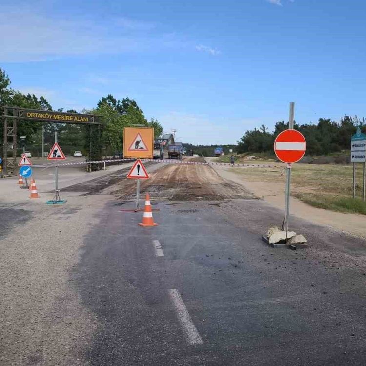 Büyüksümbüller-Ortaköy yolunda sıcak asfalt mesaisi