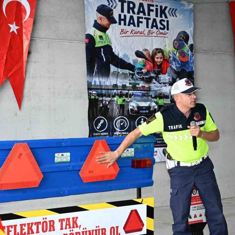 Demirci'de traktör sürücülerine reflektör dağıtımı yapıldı
