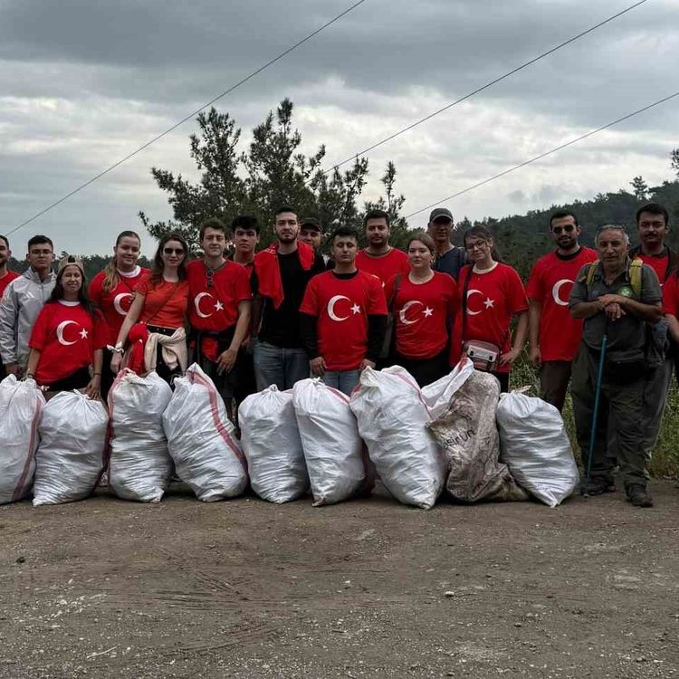 Doğa için yürüyen gençler 40 çuval çöp topladı