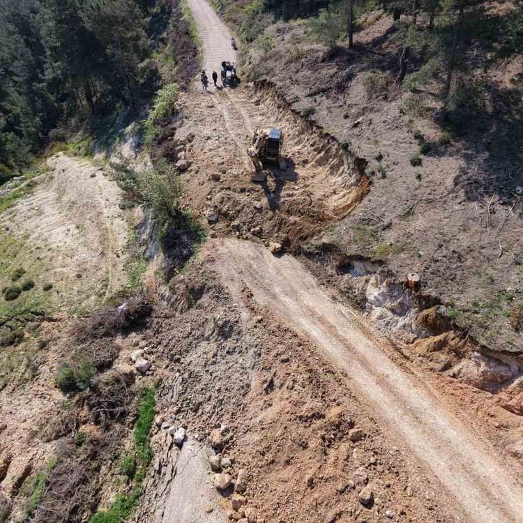 Heyelan nedeniyle kapanan Sülüklü Göl yolu ulaşıma açıldı