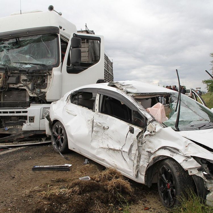 Kula'da zincirleme trafik kazası: 8 yaralı, 1 gözaltı