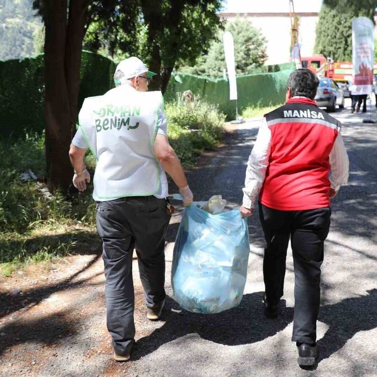 Manisa'da ormanlık alanda yüzlerce kilo çöp toplandı