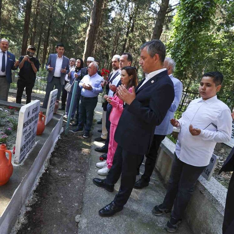 Özgür Özel Manisa'da şehitlik ve Ferdi Zeyrek'in mezarını ziyaret etti