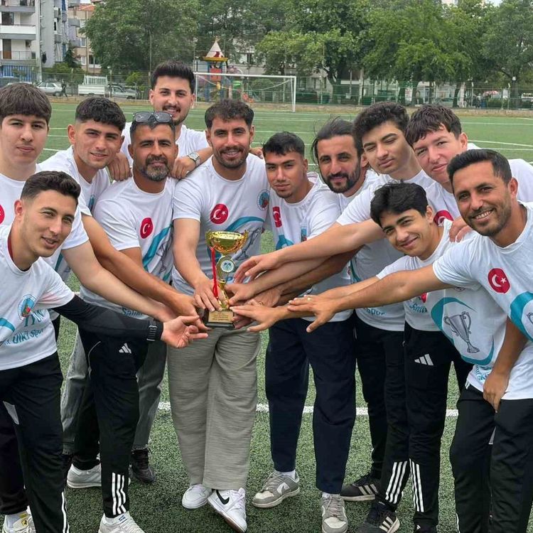 Salihli Ülküspor'da kupa coşkusu