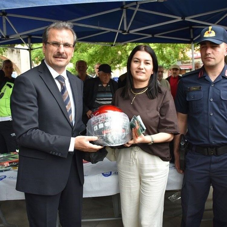 Salihli'de motosiklet sürücülerine kask dağıtıldı