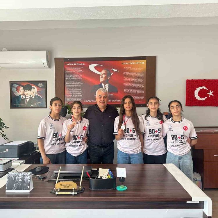 Salihli'nin yıldız güreşçileri Bolu'dan madalyalarla döndü