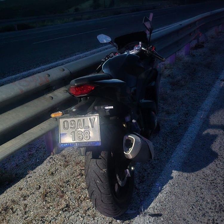 Sarıgöl'de motosiklet bariyere çarptı. 1 ölü 1 yaralı