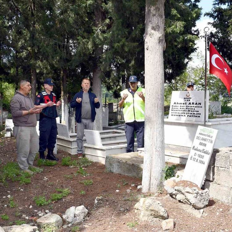 Şehit J.Er Ahmet Aran, kabri başında anıldı