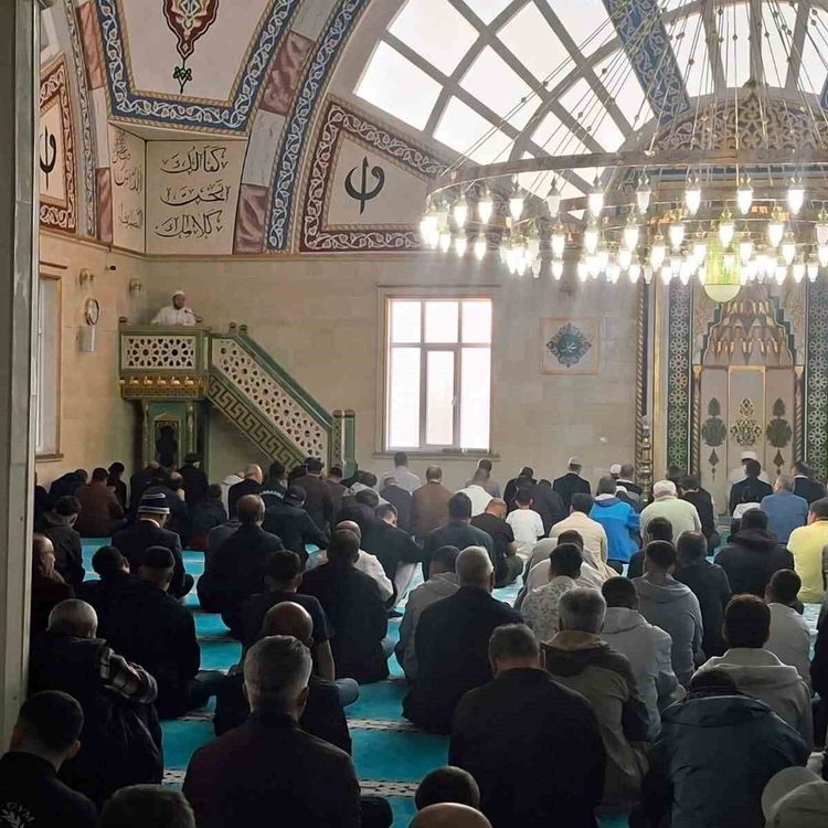 Selendi'de bayram namazında camiler doldu