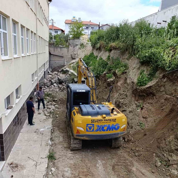 Selendi'de çöken okul duvarında yapım çalışmaları başladı