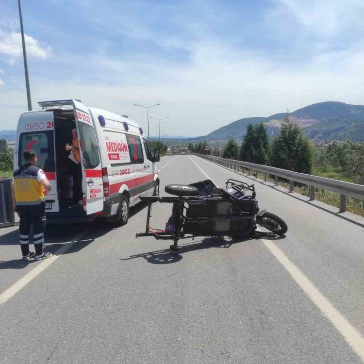 Tır ile elektrikli motor çarpıştı: 1 ölü 4 yaralı