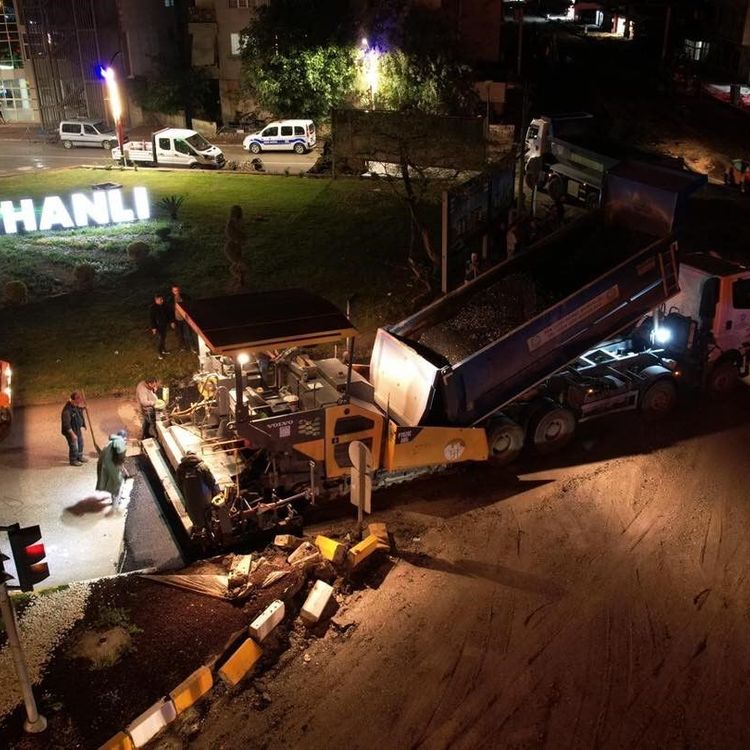Yağmura rağmen gece gündüz çalışıyorlar