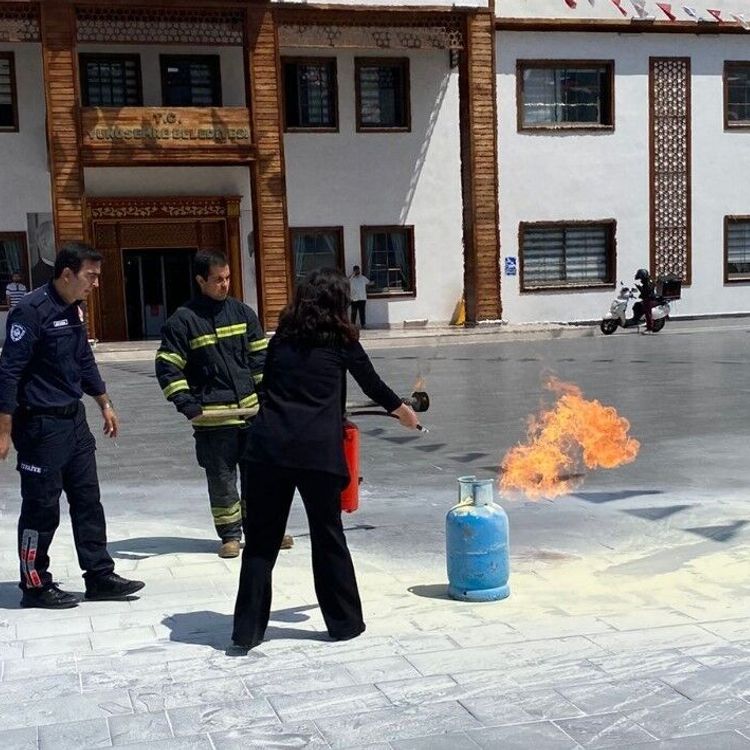 Yunusemre Belediyesi'nde gerçeğini aratmayan yangın tatbikatı