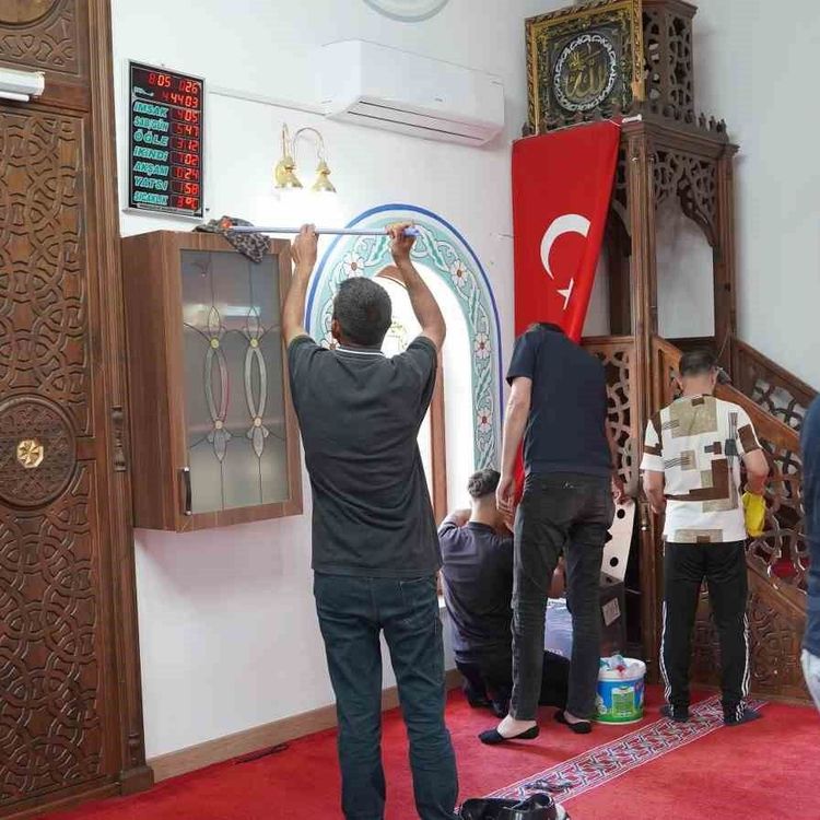 Yunusemre'de camiler bayram namazına hazırlanıyor