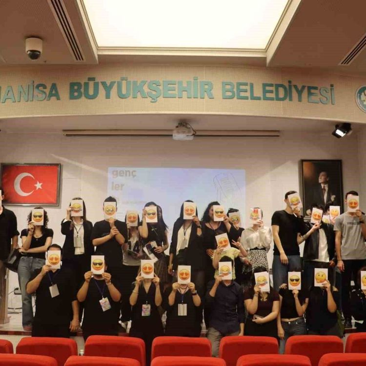 Yunusemre'de gençler 'Açık mikrofon' etkinliğinde söz aldı