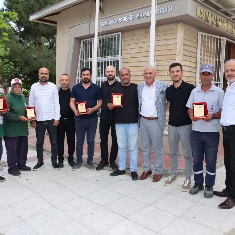 KAZIM KARABEKİR MAHALLE MUHTARI TEKİN AYDIN TEMİZLİK PERSONELLERİNİ ÖDÜLLENDİRDİ
