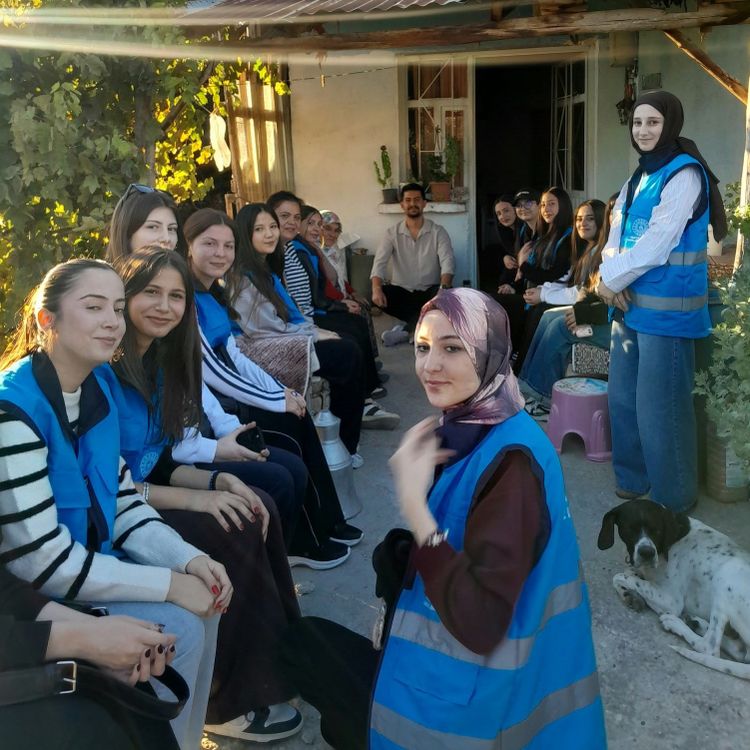 MANİSA’DA ÜNİVERSİTELİ GENÇLER İYİLİĞİN KAPISINI ÇALIYOR