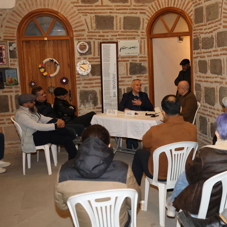 ŞİİR EVİ ETKİNLİKLERİ’NDE NOSTALJİ RÜZGARI: "DEĞİŞEN VE DÖNÜŞEN MANİSA"
