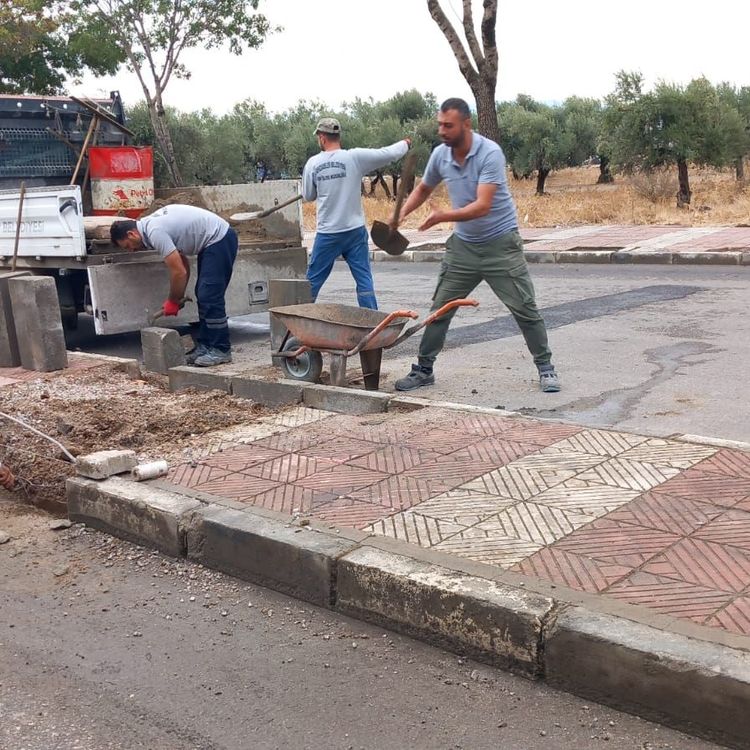 ŞEHZADELER’DE ALTYAPI SONRASI YOL VE KALDIRIMLAR HIZLA YENİLENİYOR