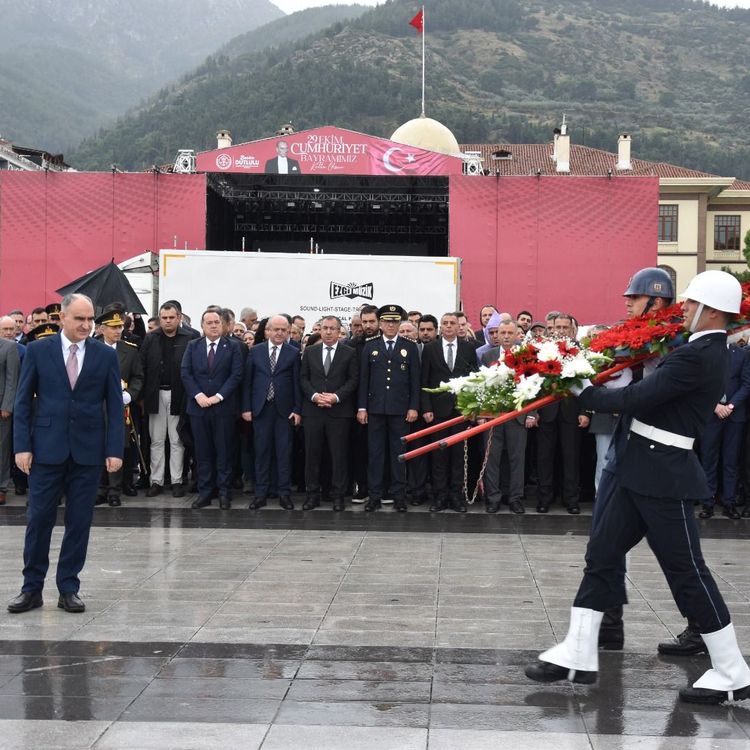 Manisa’da 103. Yıl Gururu: İlk Tören Cumhuriyet Meydanı’nda Düzenlendi