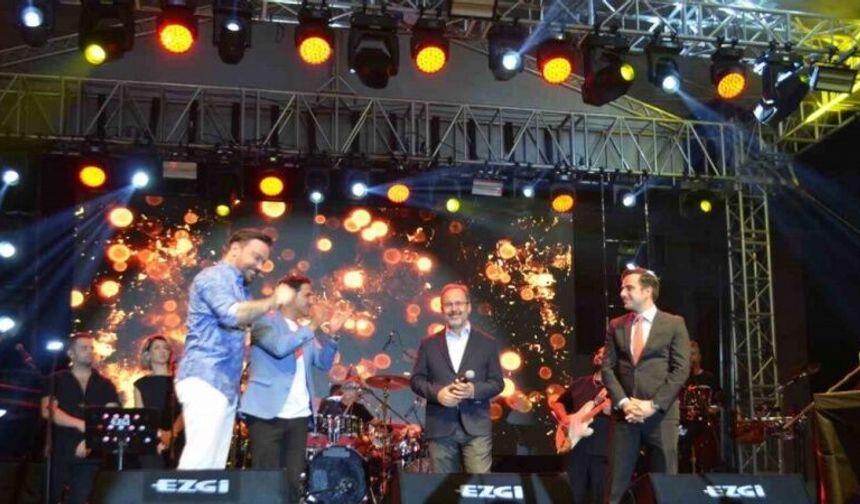 AK Parti’li Kasapoğlu sahnede Sinan Akçıl’a eşlik etti