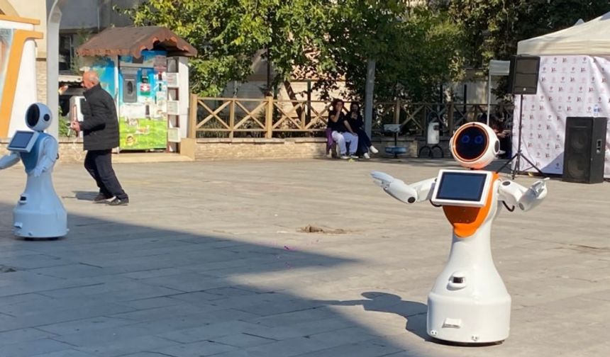 Zeybek oynayan robotlar Bilim Şenliği’nde ilgi topladı