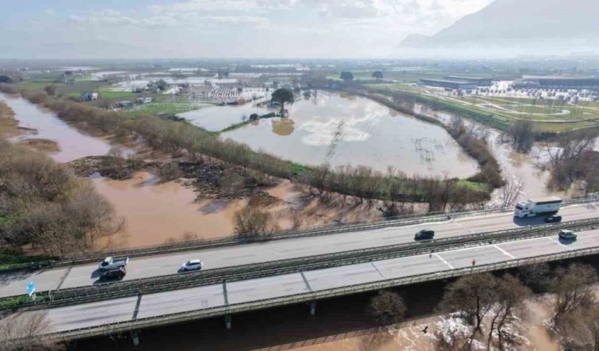 Adımla geçilen nehir taştı