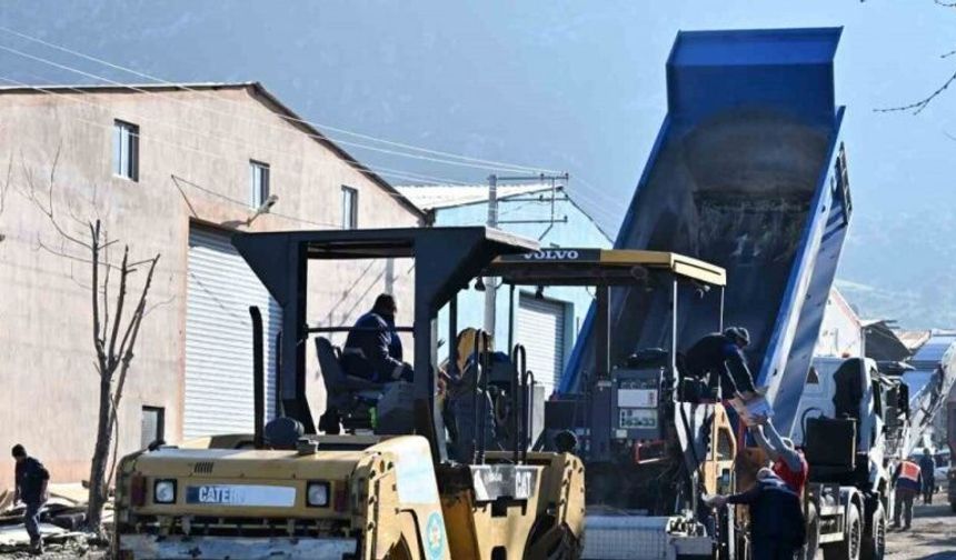 Büyükşehir kendi asfaltını yollarda kullanmaya başladı