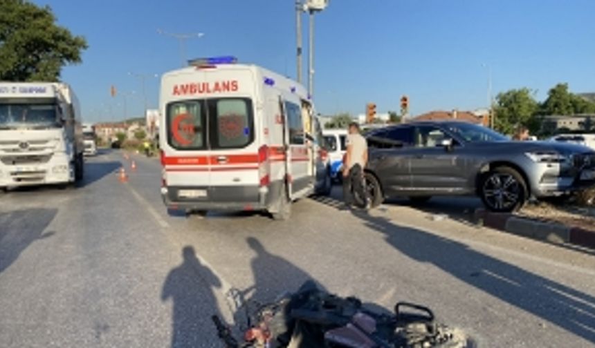 Lüks otomobilin çarptığı elektrikli bisikletteki çocuk ağır yaralandı