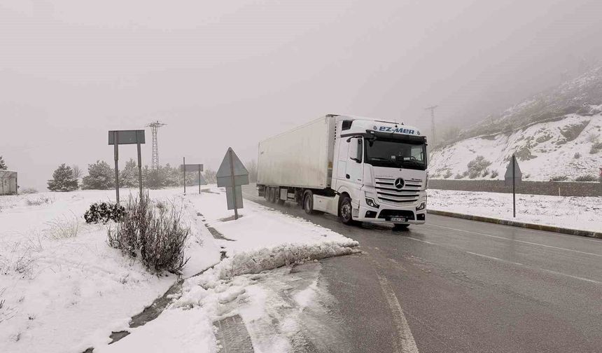 Afyonkarahisar'ın yüksek kesimlerinde kar yağışı etkili oldu