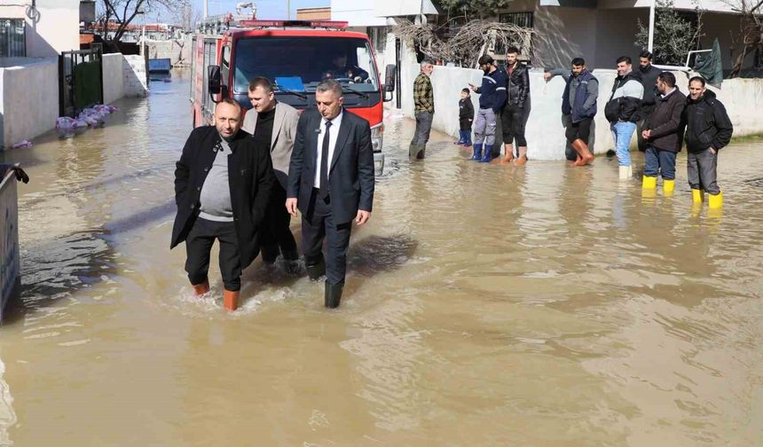 Başkan Şimşek çizmeleri giydi, su baskınının yaşandığı sokakta inceleme yaptı
